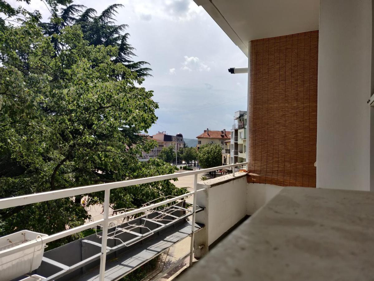 White Apartment Kazanlak Ngoại thất bức ảnh