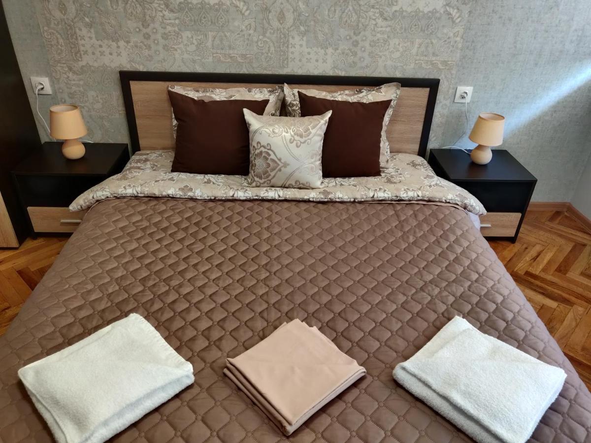 White Apartment Kazanlak Ngoại thất bức ảnh